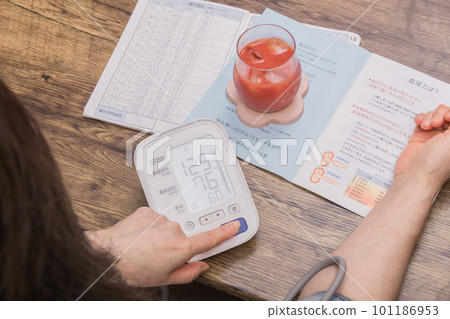 [家庭主婦測量血壓正常] 101186953
