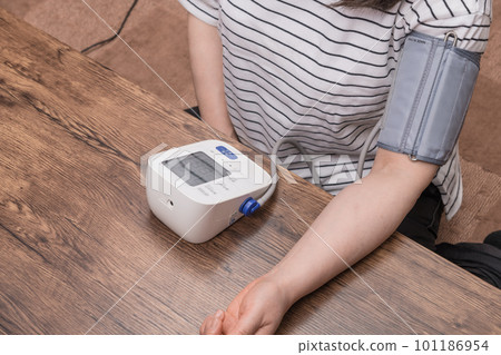 [家庭主婦測量血壓] 101186954