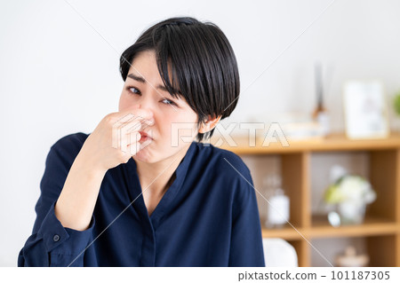 一個忍受氣味的年輕女人 101187305