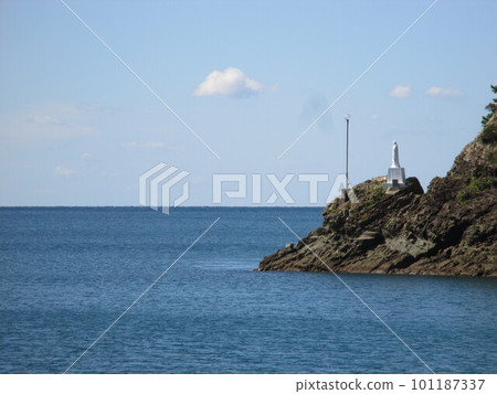A statue of Mary standing facing the sea at the cape of Yokaku Bay, where Sakitsu Village, Kawaura-cho, Amakusa City, Kumamoto Prefecture is located, a World Cultural Heritage site. 101187337