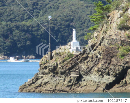 A statue of Mary standing facing the sea at the cape of Yokaku Bay, where Sakitsu Village, Kawaura-cho, Amakusa City, Kumamoto Prefecture is located, a World Cultural Heritage site. 101187347