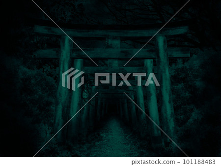 神社中一系列牌坊門的綠色插圖 101188483