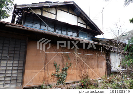 Unoccupied vacant house Unoccupied vacant house 101188549