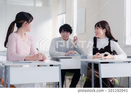 College students talking on campus 101192041