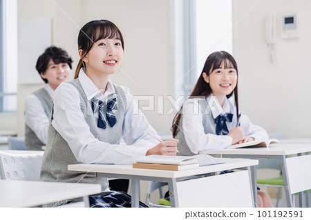 高中生在課堂上享受課堂 101192591