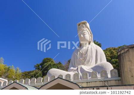 Ryozen Kannon shining in the blue sky (Higashiyama Ward, Kyoto City) Ryozen Kannon shining in the blue sky (Higashiyama Ward, Kyoto City) 101192742