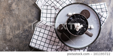 Quick chocolate cake mug with marshmallows on a plate on the table top view web banner 101193722