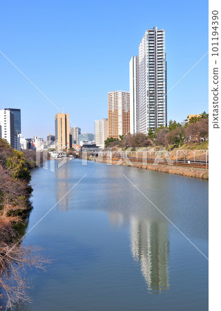 反映在市谷護城河的摩天大樓 101194390