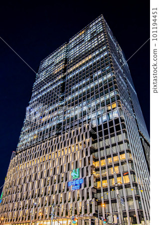 夜晚燈火通明的阪神百貨店 夜晚燈火通明的阪神百貨店 101194451