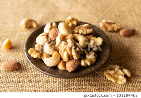混合的堅果在盤子服務 101194462