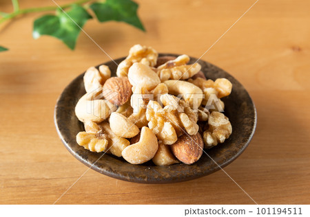 混合的堅果在盤子服務 101194511