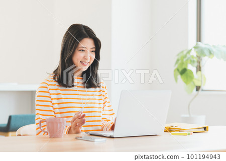 在客廳開網絡會議的年輕女子 101194943