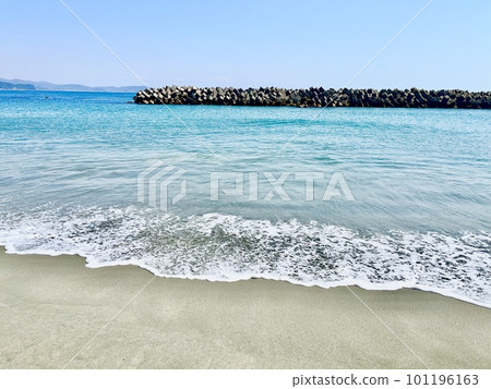 Emerald green ocean and sandy beach 101196163