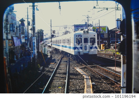 1980 年 10 月 26 日，在等候通過共同社的 5200 號列車、開往箱根湯本 + 江之島的 2400 號特快列車內 101196194