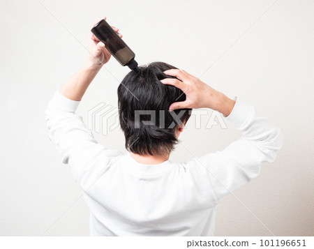 將生髮劑應用於頭髮/頭皮護理的男士的後視圖 將生髮劑應用於頭髮/頭皮護理的男士的後視圖 101196651