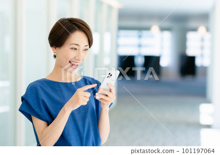 Business woman operating with smartphone Photography cooperation: LINK FOREST 101197064
