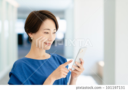 Business woman operating with smartphone Photography cooperation: LINK FOREST Business woman operating with smartphone Photography cooperation: LINK FOREST 101197131