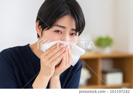 一名年輕女子患花粉症 101197282