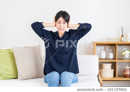遭受噪音困擾的年輕女子 101197601