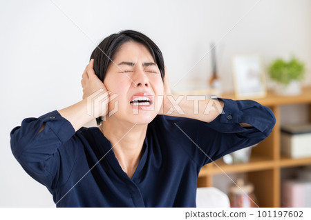 遭受噪音困擾的年輕女子 遭受噪音困擾的年輕女子 101197602