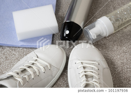 White leather shoe cleaning kit - water-repellent spray, foam, rag and sponge 101197936