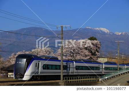橫穿南阿爾卑斯櫻花和白雪的中央本線 101198077