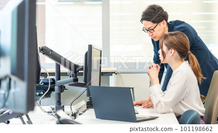 Businessmen and businesswomen working in free-address offices 101198662