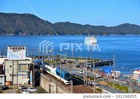 《三重縣》從鳥羽市城山公園看到的近鐵和鳥羽市鳥羽港的景色 101198855
