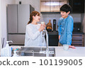 夫妻倆在廚房裡聊天 101199005