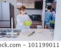 在廚房做飯的年輕家庭 101199011