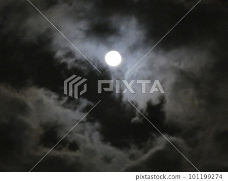 可疑的月夜：月亮從雲縫中移開 101199274