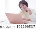 在電腦前擔心的資深女性 101199537