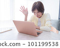 對著電腦屏幕微笑的女人 101199538
