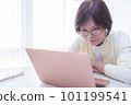 臉色嚴肅地看著電腦的高級女性 101199541