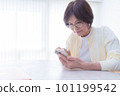 操作智能手機的資深婦女 101199542