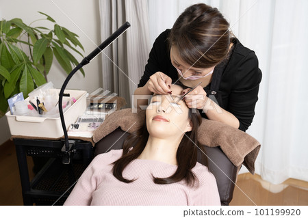 接睫毛的女人(攝影合作:Makanani) 接睫毛的女人(攝影合作:Makanani) 101199920