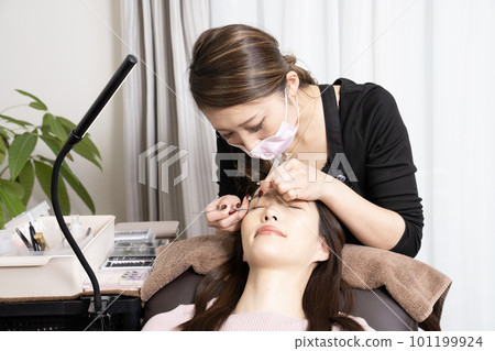 A woman receiving eyelash extensions (photography cooperation: Makanani) A woman receiving eyelash extensions (photography cooperation: Makanani) 101199924