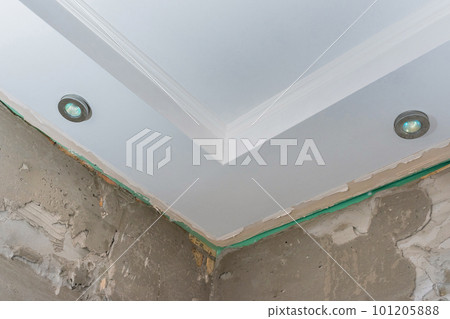 Details of the corner ceiling, with ceiling lights. Apartment renovation 101205888