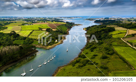 River Aber Wrac'h And Landscape In Region Landeda At The Finistere Atlantic Coast In Brittany, France 101206105