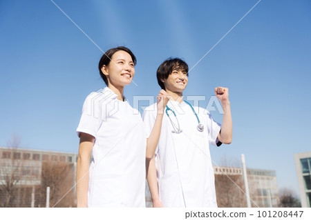 男人和女人穿著白大褂 男人和女人穿著白大褂 101208447