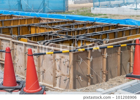 Steel formwork construction at a building site 101208906