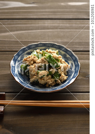 Green beans with white dressing 101208981