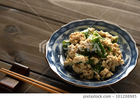 Green beans with white dressing 101208985