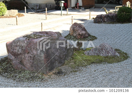 Early spring scenery of Kinosaki Onsen 101209136