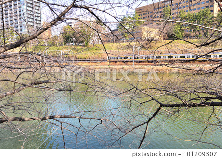 The Sobu Line running across the moat of Iidabashi The Sobu Line running across the moat of Iidabashi 101209307