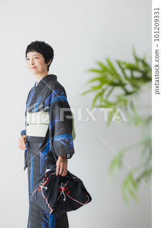 拿著包裹布的和服的婦女 拿著包裹布的和服的婦女 101209331