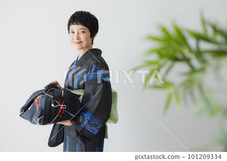 拿著包裹布的和服的婦女 拿著包裹布的和服的婦女 101209334