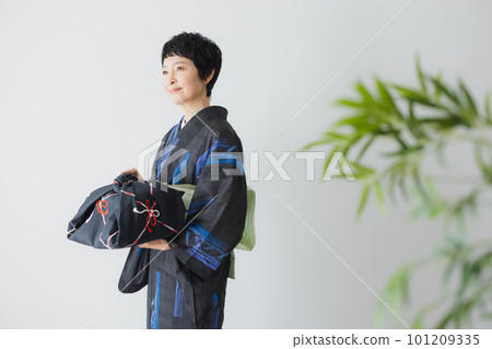 拿著包裹布的和服的婦女 拿著包裹布的和服的婦女 101209335