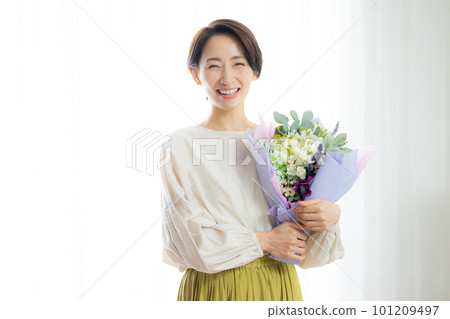 A woman receiving a bouquet 101209497