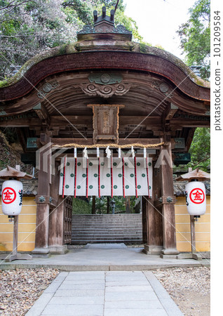 Kotohira-gu Shrine, through the Kenkimon Gate to the main shrine, Kagawa Prefecture 101209584